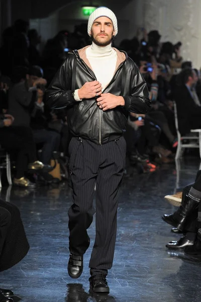 Look 25